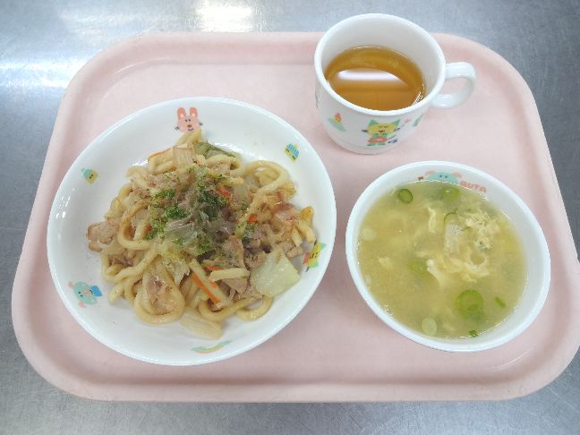 こども園の給食「<span>焼うどん　かにたま汁</span>」