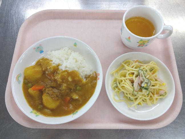 こども園の給食「<span>カレーライス　スパゲティサラダ</span>」