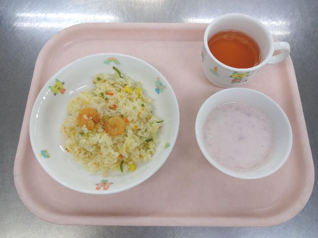 こども園の給食「<span>エビピラフ　いちごヨーグルト</span>」