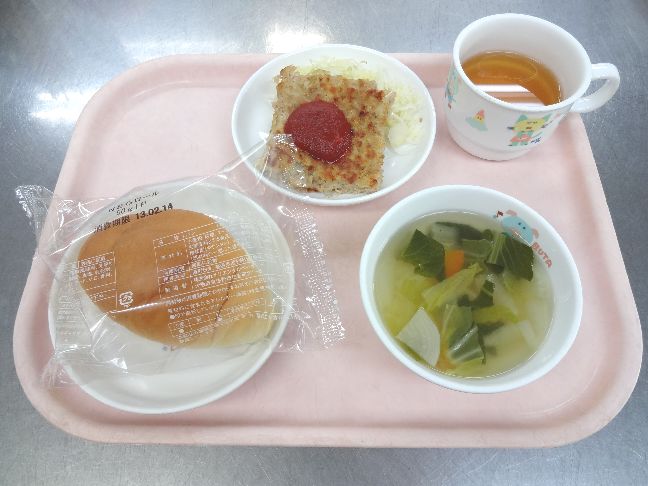こども園の給食「<span>パン　ミートローフ　野菜スープ</span>」