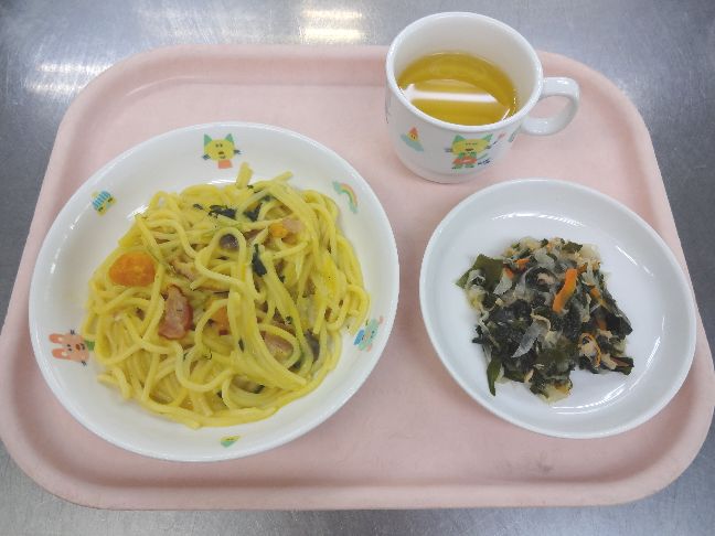 こども園の給食「<span>クリームソーススパゲティ　わかめサラダ</span>」