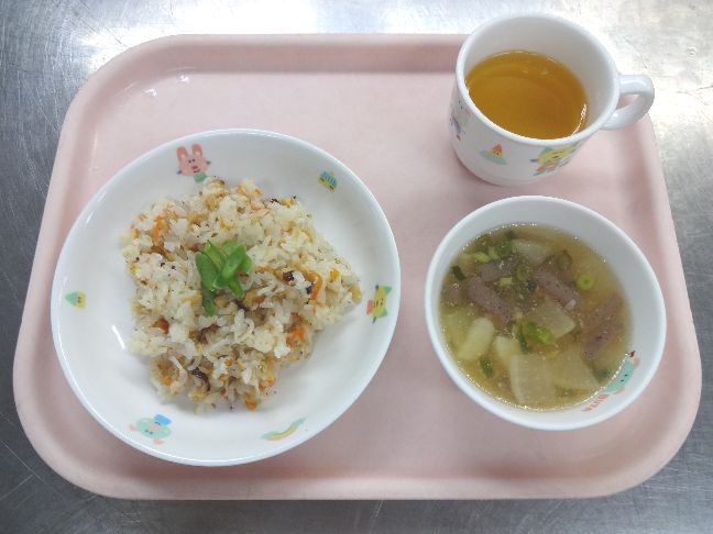 こども園の給食「<span>子ぎつね寿司　五目汁</span>」