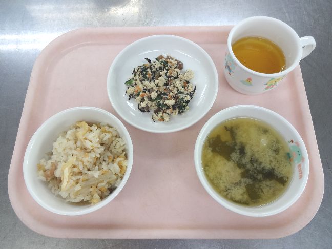 こども園の給食「<span>たきこみごはん　白和え　味噌汁</span>」