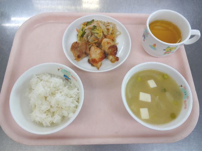 こども園の給食「<span>ごはん　鶏の照り焼き　おかか和え　味噌汁</span>」