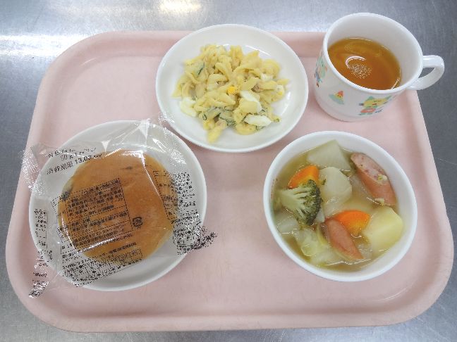 こども園の給食「<span>パン　ポトフ　マカロニサラダ</span>」
