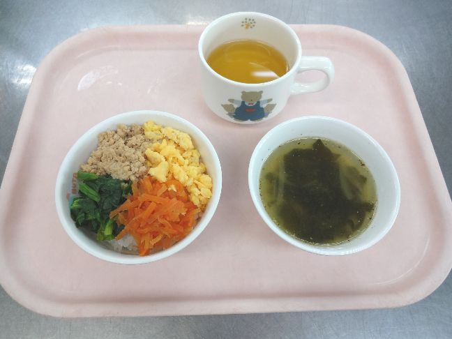 こども園の給食「<span>そぼろごはん　わかめスープ</span>」