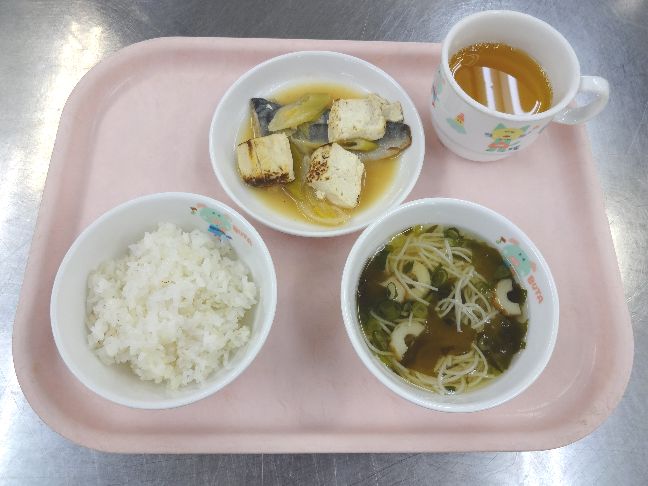 こども園の給食「<span>ごはん　魚の味噌煮　そうめん汁</span>」