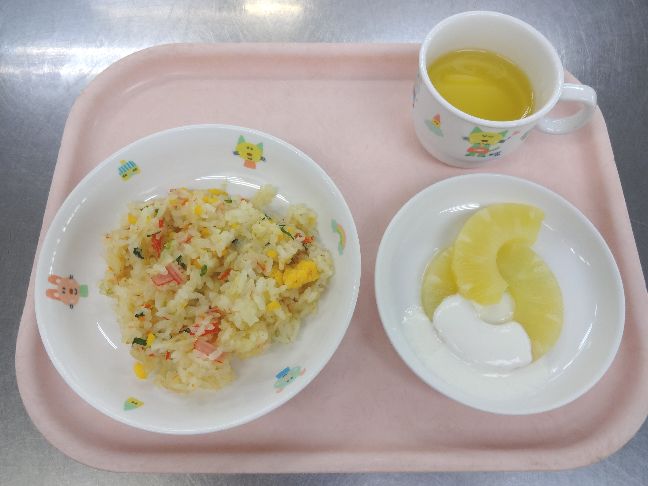 こども園の給食「<span>カニ風味チャーハン　パイン缶とヨーグルト</span>」