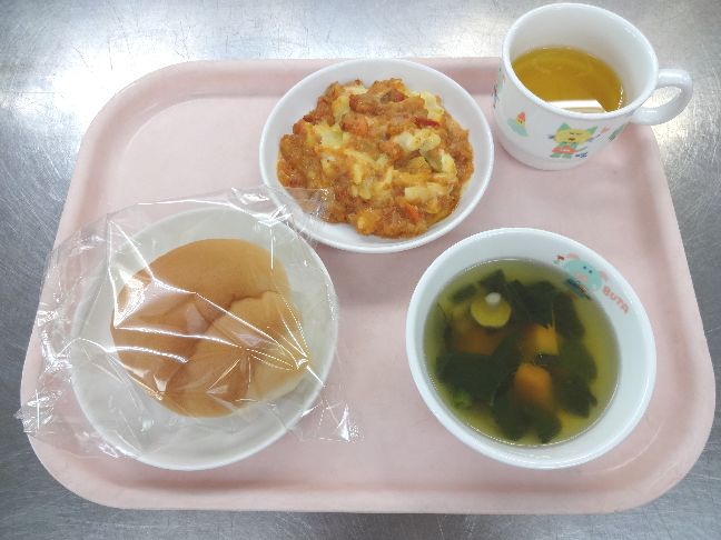 こども園の給食「<span>パン　ミートグラタン　野菜スープ</span>」