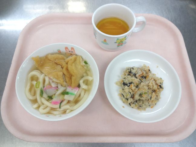 こども園の給食「<span>きつねうどん　うの花炒り</span>」