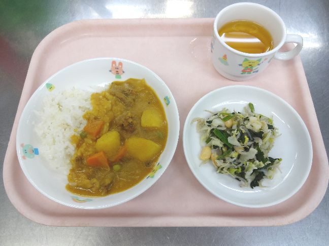 こども園の給食「<span>カレーライス　じゃこサラダ</span>」