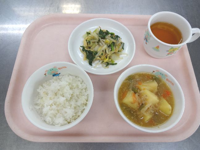 こども園の給食「<span>ごはん　新じゃがのそぼろ煮　お浸し</span>」