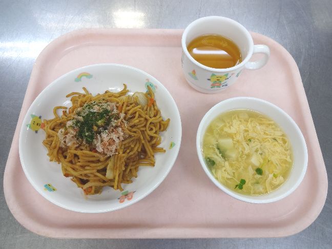 こども園の給食「<span>焼きそば　かき玉汁</span>」