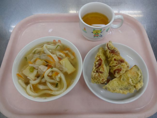 こども園の給食「<span>かやくうどん　磯部揚げ</span>」
