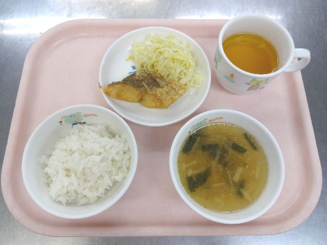 こども園の給食「<span>ごはん　魚の揚げ煮　華風スープ</span>」