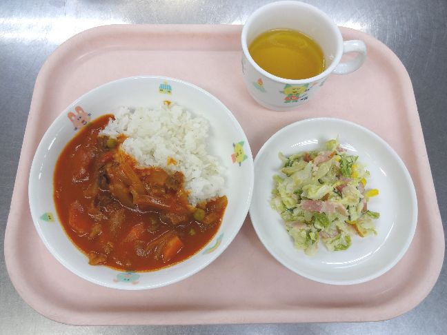 こども園の給食「<span>ハヤシライス　シーザーサラダ</span>」