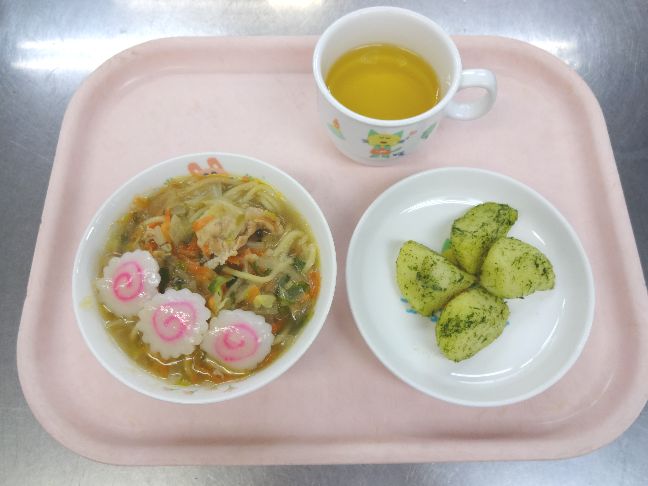 こども園の給食「<span>野菜ラーメン　じゃがいもの磯風味揚げ</span>」