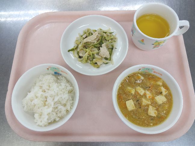 こども園の給食「<span>ごはん　マーボー豆腐　バンバンジー</span>」