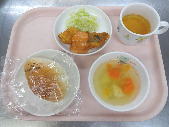 こども園の給食「<span>パン　魚のフライ　野菜スープ</span>」