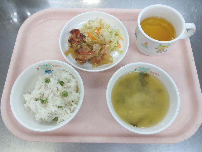 こども園の給食「<span>えんどうごはん　鶏の生姜焼き　味噌汁</span>」