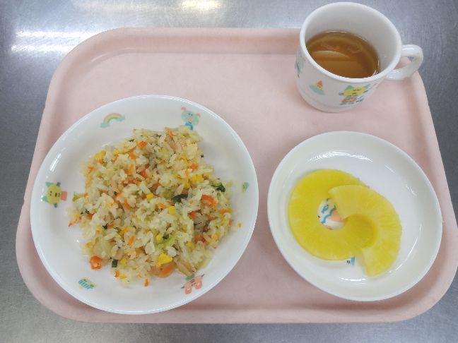 こども園の給食「<span>レタスチャーハン　パイン缶</span>」