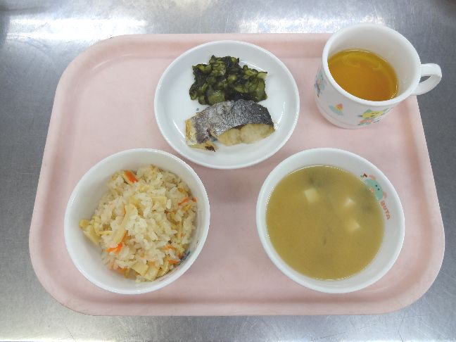 こども園の給食「<span>たけのこごはん　焼魚　酢の物　味噌汁</span>」