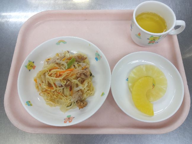 こども園の給食「<span>そうめんチャンプルー　パイン缶</span>」