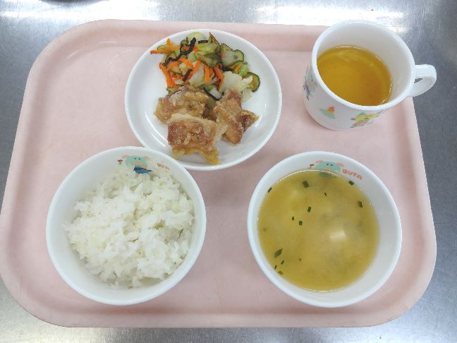 こども園の給食「<span>ごはん　鶏の塩焼き　きゅうりの昆布和え　味噌汁</span>」