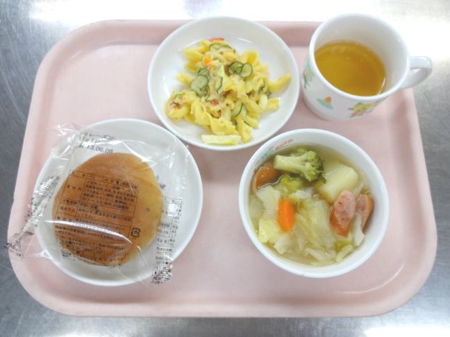 こども園の給食「<span>パン　ポトフ　マカロニサラダ</span>」