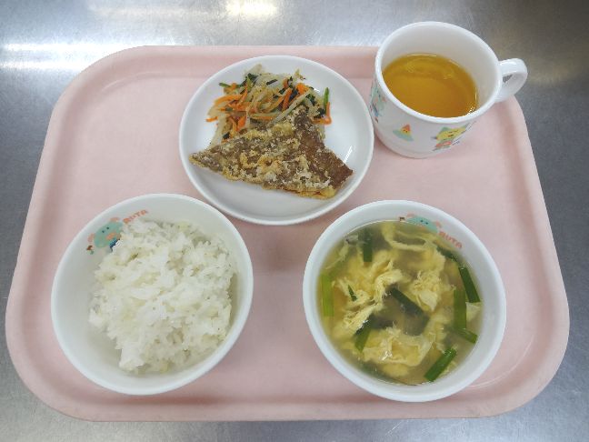 こども園の給食「<span>ごはん　魚のからあげ　ナムル　卵スープ</span>」