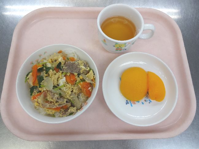 こども園の給食「<span>他人丼　桃缶</span>」