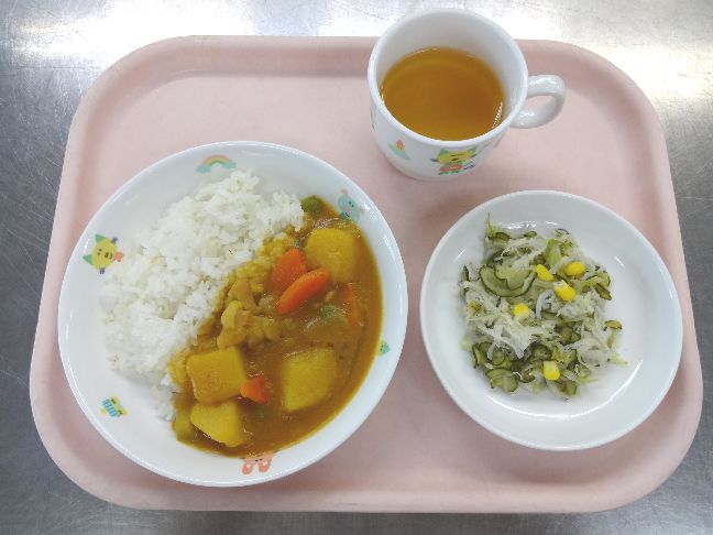 こども園の給食「<span>チキンカレー　じゃこサラダ</span>」