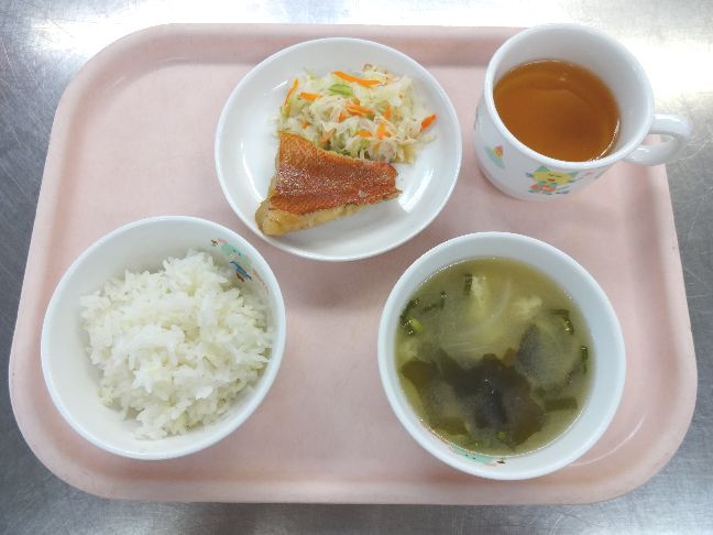 こども園の給食「<span>ごはん　煮魚　味噌汁</span>」