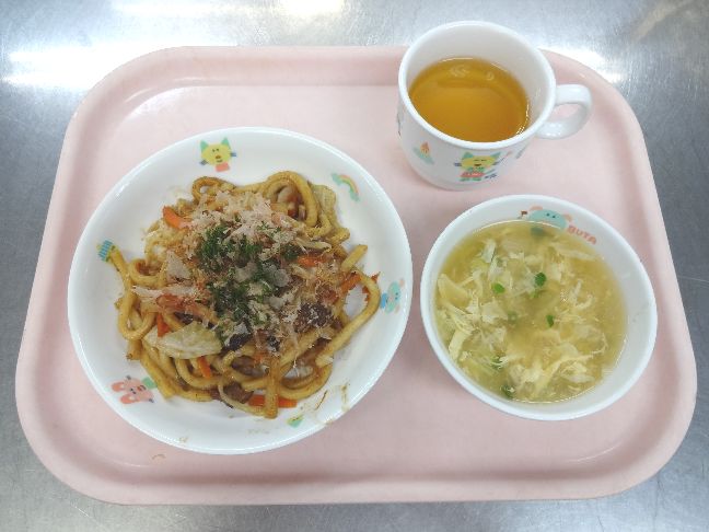 こども園の給食「<span>焼うどん　かきたま汁</span>」