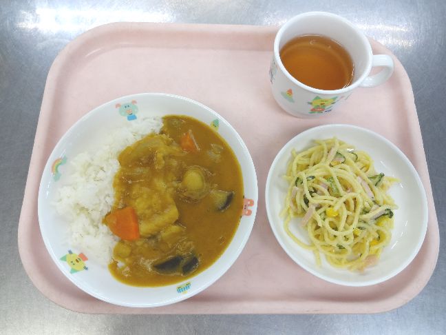こども園の給食「<span>シーフードカレー　スパゲティサラダ</span>」