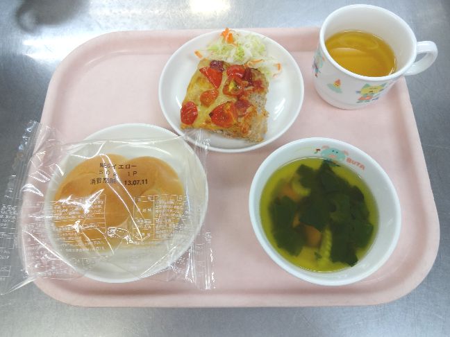 こども園の給食「<span>パン　ミートローフ　野菜スープ</span>」