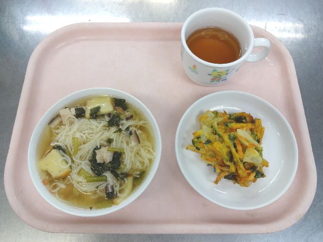 こども園の給食「<span>にゅうめん　かきあげ</span>」