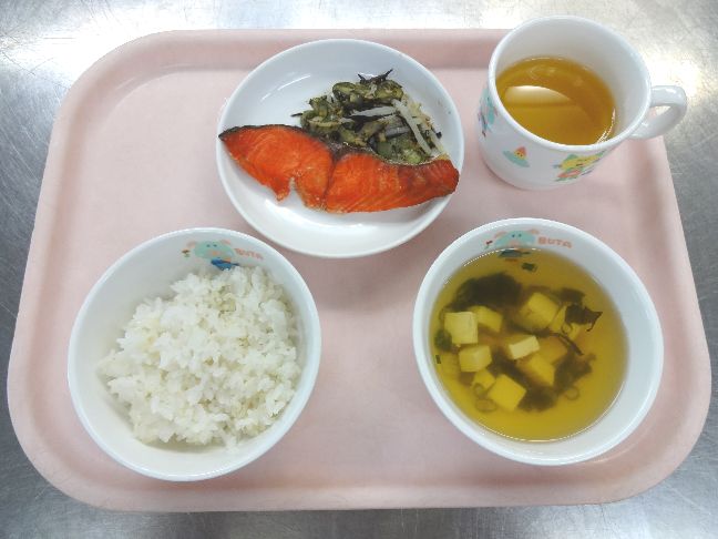 こども園の給食「<span>ごはん　焼鮭　ごま酢和え　すまし汁</span>」