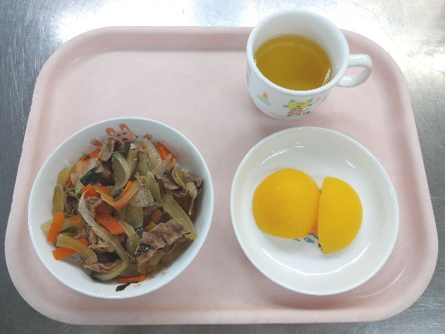 こども園の給食「<span>牛丼　桃缶</span>」