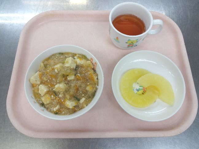 こども園の給食「<span>マーボー丼　パイン缶</span>」