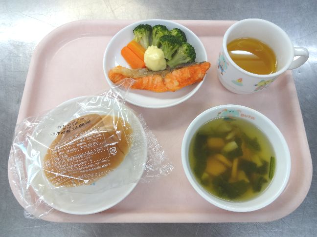 こども園の給食「<span>パン　魚のムニエル　野菜スープ</span>」
