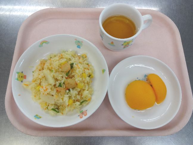 こども園の給食「<span>シーフードピラフ　桃缶</span>」