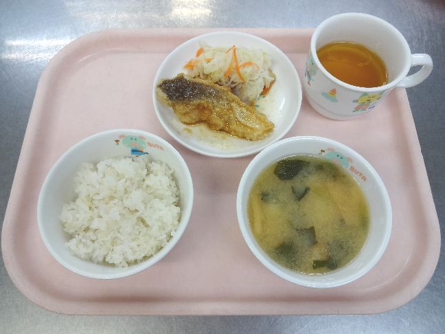こども園の給食「<span>ごはん　魚の揚げ煮　味噌汁</span>」