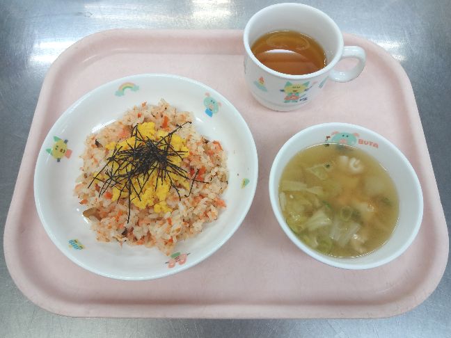 こども園の給食「<span>鮭寿し　五目汁</span>」