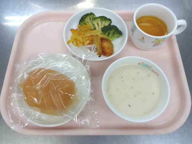 こども園の給食「<span>パン タンドリーチキン コーンポタージュ チヂミ</span>」
