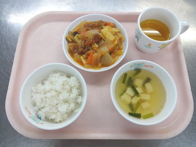 こども園の給食「<span>ごはん 酢豚 豆腐のスープ 菓子</span>」