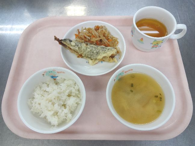 こども園の給食「<span>ごはん 魚の唐揚げ（未満児） 魚の梅のり天（幼児） おかか和え 味噌汁 菓子</span>」