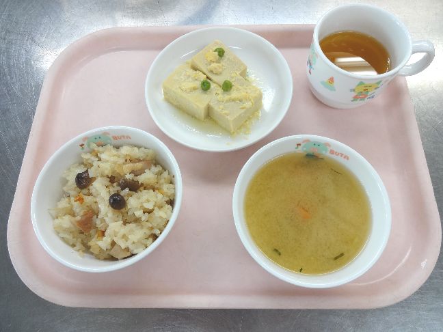 こども園の給食「<span>きのこごはん 高野豆腐の卵とじ 味噌汁 みたらし団子</span>」