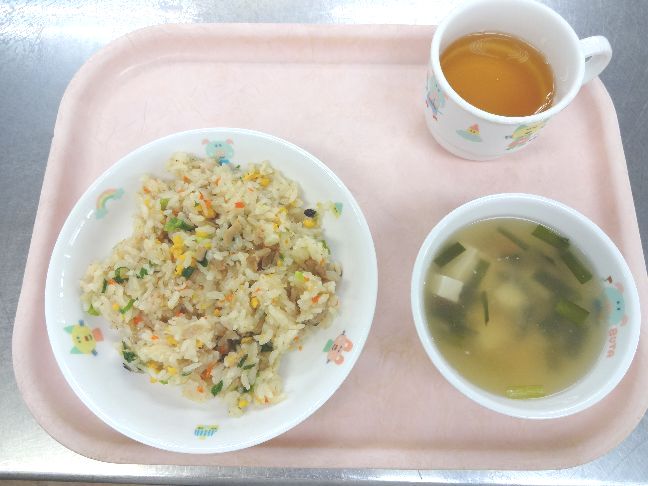 こども園の給食「<span>チャーハン 豆腐のスープ</span>」