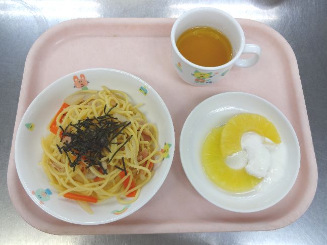 こども園の給食「<span>和風スパゲティ パイン缶とヨーグルト 菓子</span>」